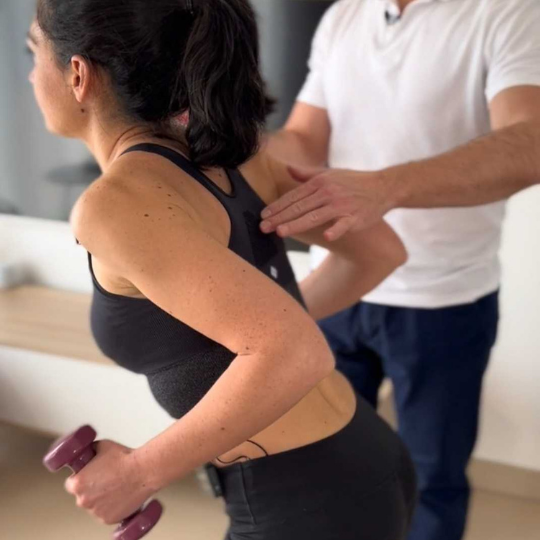 Exercice de renforcement avec des poids musculaire du dos sur Doado
