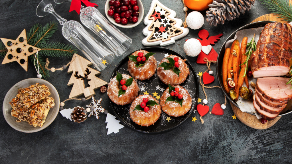 Repas de noël avec rôti, gateaux et flutes de champagne